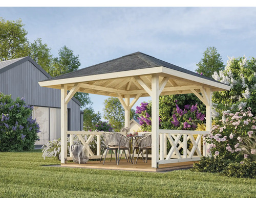 Trädgårdspaviljong i trä med bord och stolar i trädgården