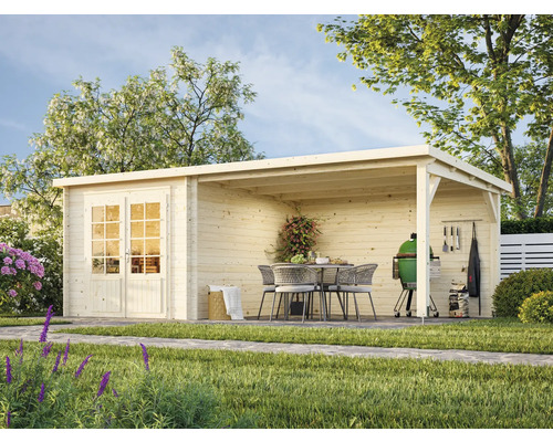 Trädgårdshus i trä med takad uteplats, trädgårdsbord, stolar och grill i trädgården