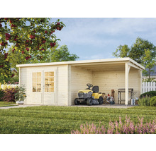 Trädgårdshus i trä med dubbeldörr och åkgräsklippare i trädgården