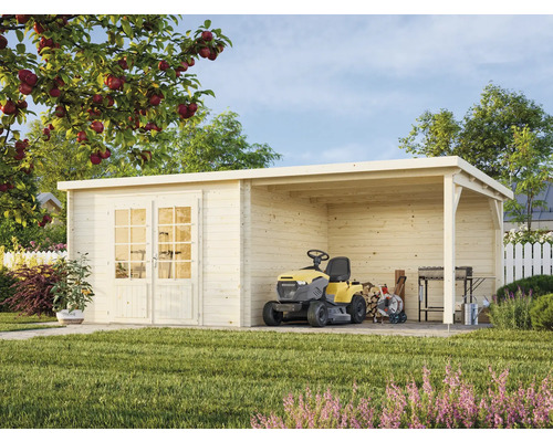 Trädgårdshus i trä med dubbeldörr och åkgräsklippare i trädgården