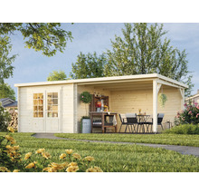 Trädgårdshus i trä med täckt uteplats och trädgårdsmöbler utomhus