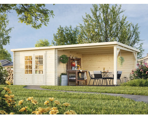 Trädgårdshus i trä med täckt uteplats och trädgårdsmöbler utomhus