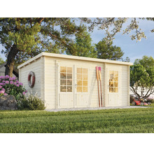 Trädgård med trädgårdshus i trä, paddlar och livboj