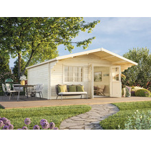 Trädgårdshus i trä med terrass, trädgårdsmöbler och trädgårdsgång av sten