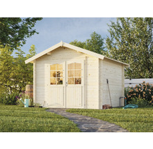 Trädgård med trädgårdshus i trä, trädgårdsgång i sten och trädgårdstillbehör