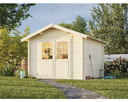 Trädgård med trädgårdshus i trä, trädgårdsgång i sten och trädgårdstillbehör