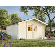 Trädgårdsscen med ett ljust trädgårdshus i trä med dubbeldörrar och fönster under ett träd.