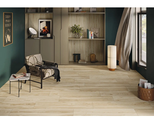 Vardagsrum med träimitation klinker, fåtölj och sidobord