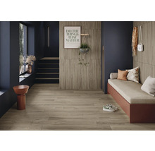 Inredningsexempel på en hall med trägolv, sittbänk och dekoration