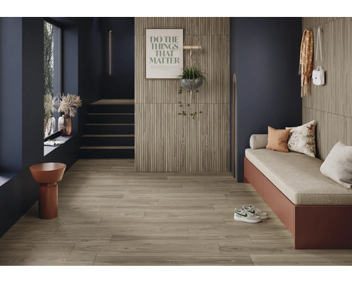 Inredningsexempel på en hall med trägolv, sittbänk och dekoration