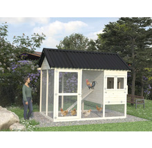 Hönshus av trä med metalltak i trädgården med höns