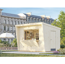 Trädgårdshus i trä med försäljningslucka, dörr och hyllor framför byggnad