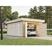 Trägarage med bil och öppna dörrar i trädgården