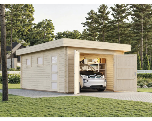 Trägarage med bil och öppna dörrar i trädgården