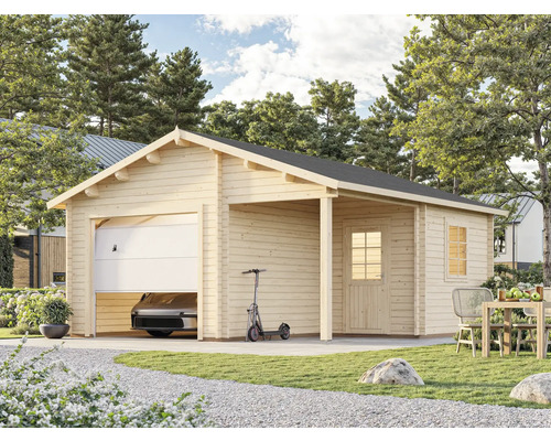 Trägarage med öppen carport och bil på en tomt med trädgård