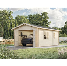 Trägarage med öppna dörrar och en bil inuti i en trädgårdsmiljö.