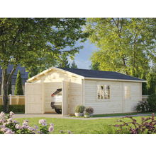 Trägarage med öppen port, bil och fönster i trädgården