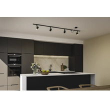 Modernt kök med svart skensystem med flera spotlights