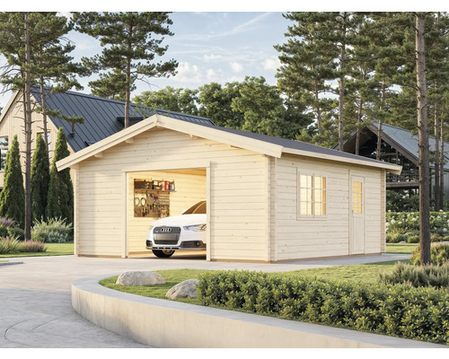 Trägarage med uppfart, fönster och sidodörr i trädgården