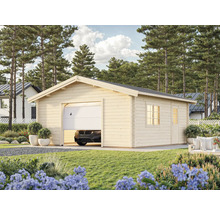 Trägarage med delvis öppen garageport i en trädgård