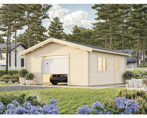 Trägarage med delvis öppen garageport i en trädgård