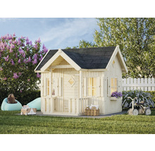 Lekstuga i trä med mörkt tak i en trädgård