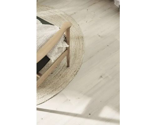 Scen med en stol på en rund matta