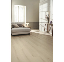 Ljust vardagsrum med soffa och ljust laminatgolv.