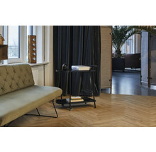 Interiör med bänk, serveringsvagn och rumsavdelare