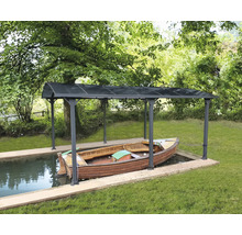 Båthus med båt i vattnet