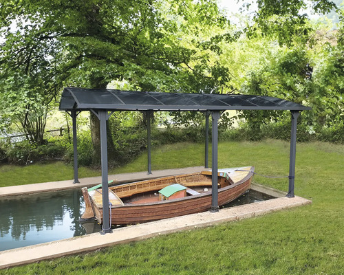 Båthus med båt i vattnet