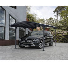 Bil under en carport