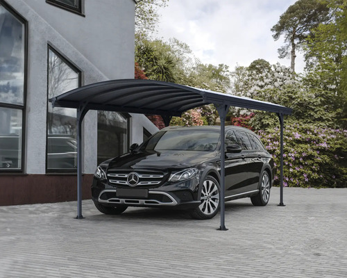 Bil under en carport