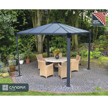 Paviljong med bord och stolar i trädgården