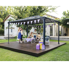 Trädgårdsscen med paviljong, festdekoration och firande personer