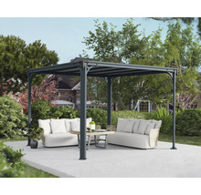 Grått lusthus med soffor och bord i trädgården