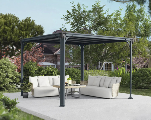 Grått lusthus med soffor och bord i trädgården