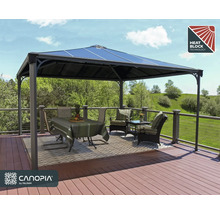 Hexagonalt lusthus med bord och stolar på en terrass