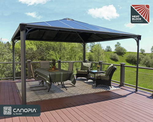 Hexagonalt lusthus med bord och stolar på en terrass