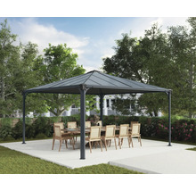 Paviljong med matbord och stolar i trädgården