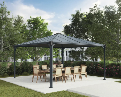 Paviljong med matbord och stolar i trädgården