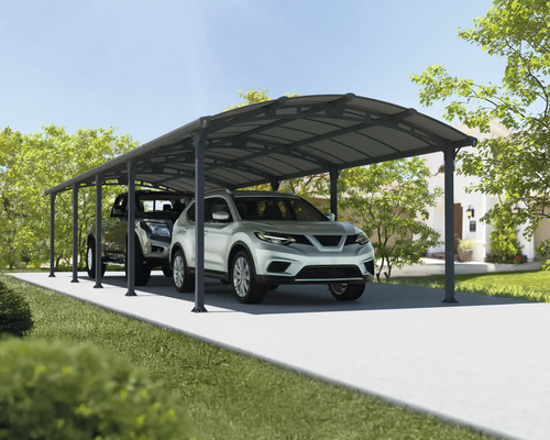 Två bilar parkerade under en carport på en asfalterad uppfart framför ett hus.