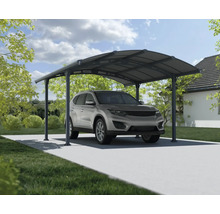 Bil under en carport i metall