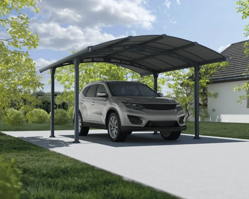 Bil under en carport i metall