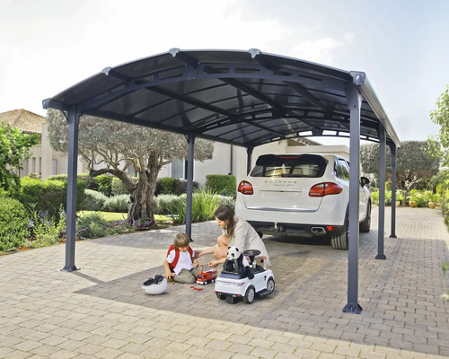 Familj under en bil carport med bil