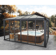 Övertäckt bubbelpool i trädgården med bänk