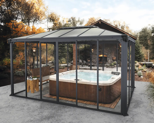 Övertäckt bubbelpool i trädgården med bänk