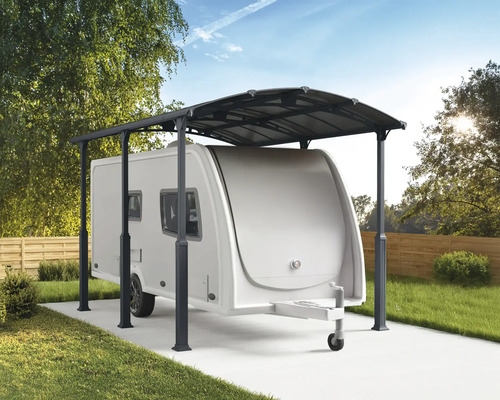 Husvagn under ett skydd utomhus.