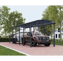 Övertäckt parkeringsplats med bil och släpvagn med båt