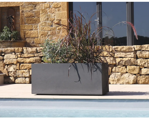 Rektangulär blomlåda med plantering utomhus.